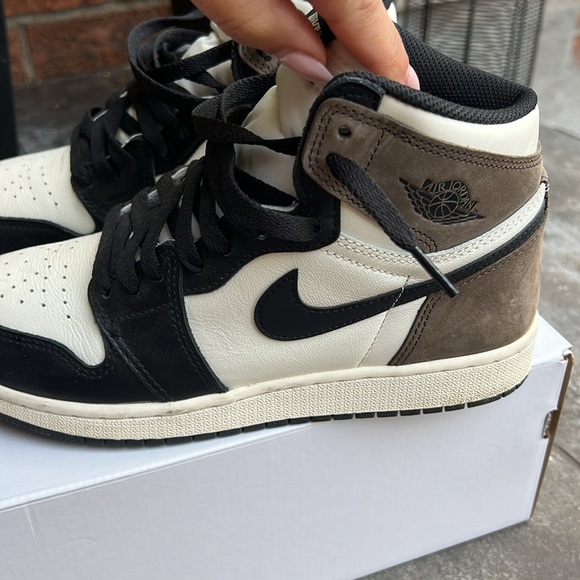 NIKE Jordan 1 Retro High OG Mocha - Size 7Y/W8.5 - Picture 5 of 5